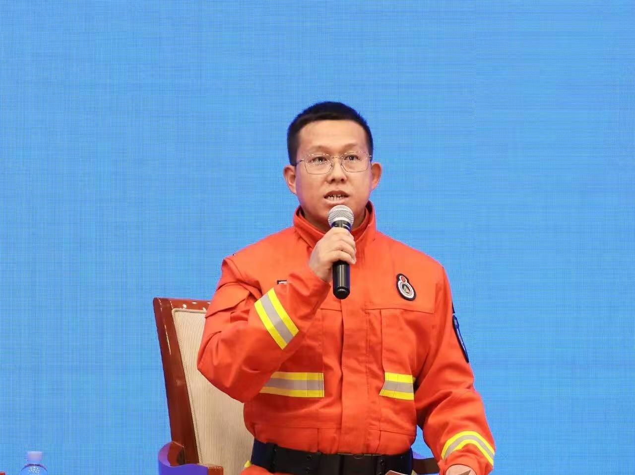 王燕云分享扎根林区的工作经历(席兆平 摄)