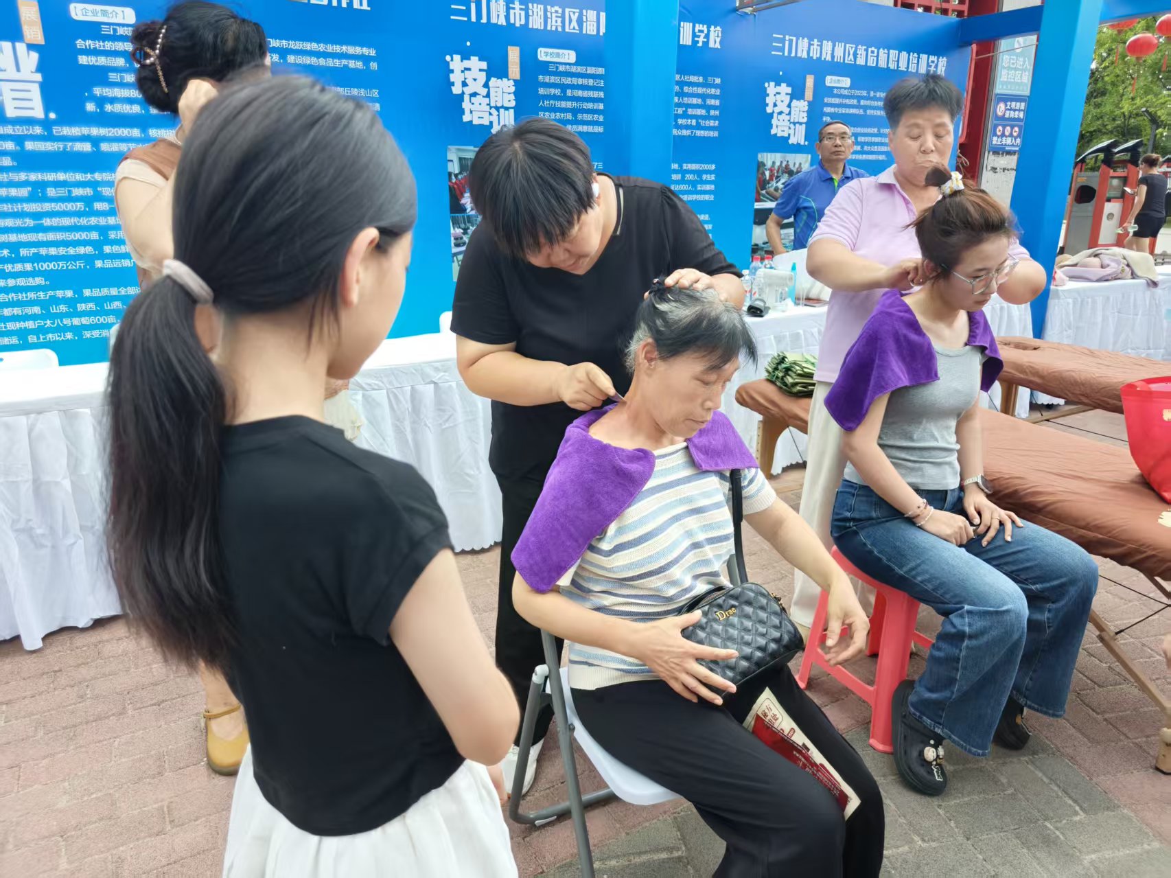 招聘企业现场展示美容美发技术(乔建成 摄)