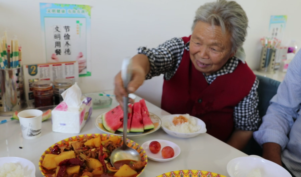 老人们在百姓食堂就餐(麦麦提·阿里木摄)