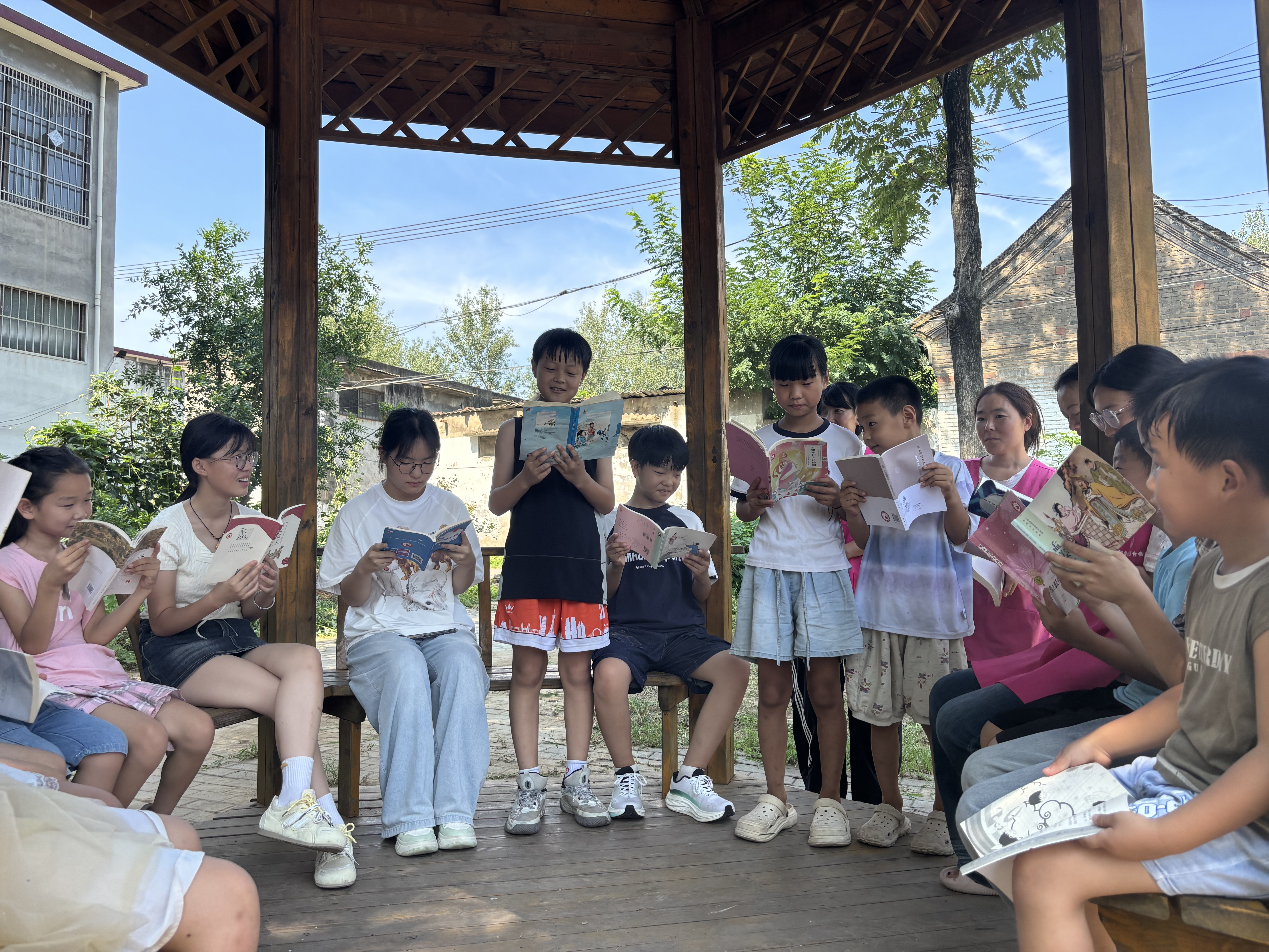 孩子们齐聚凉亭开展读书分享(侯兵 摄)