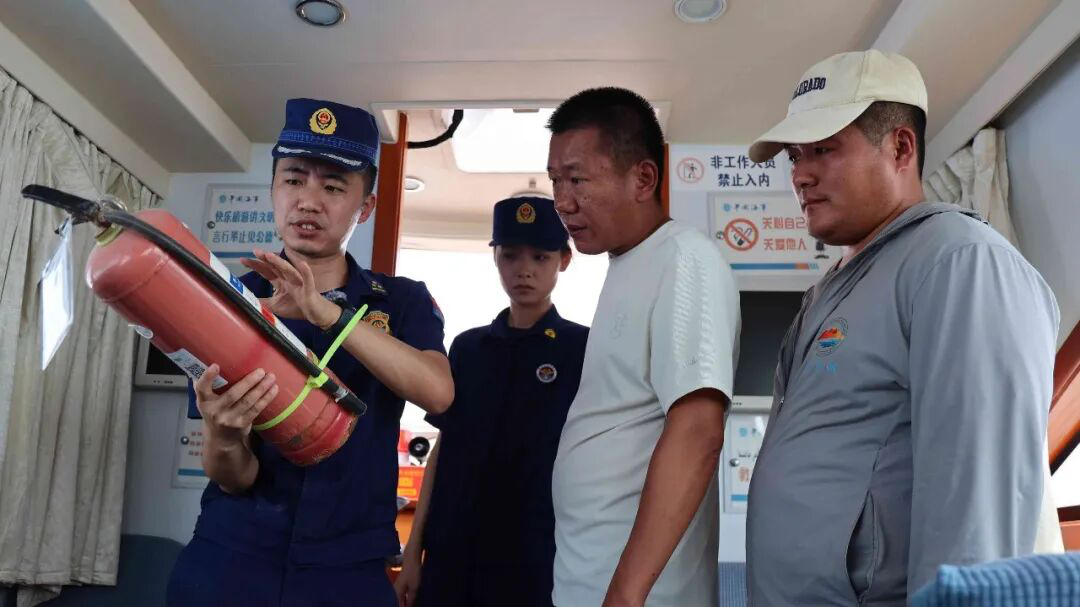 消防监督人员进景区开展常态化消防安全上门服务指导(张勇 摄)