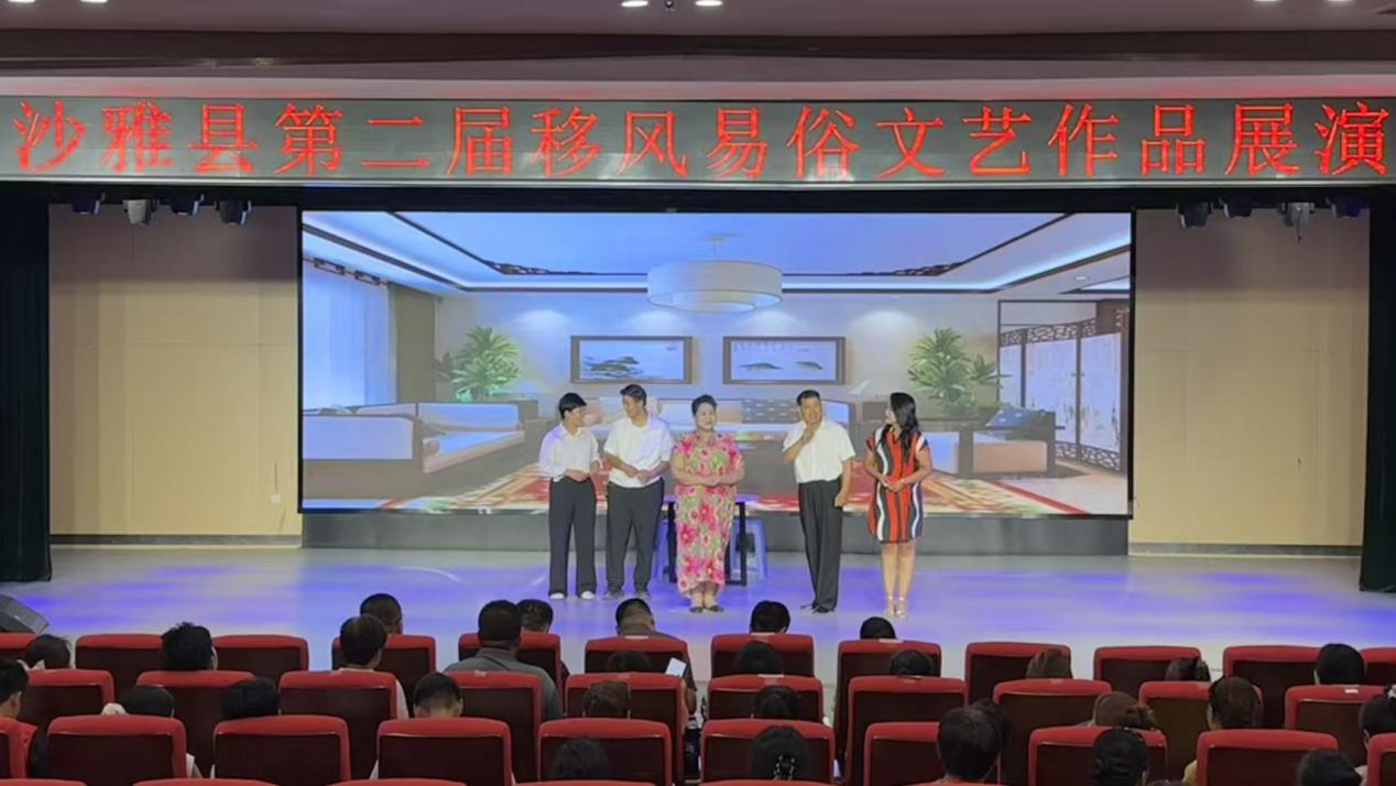 活动现场,精彩的文艺表演轮番上演。(祖丽皮耶·艾买尔 摄)