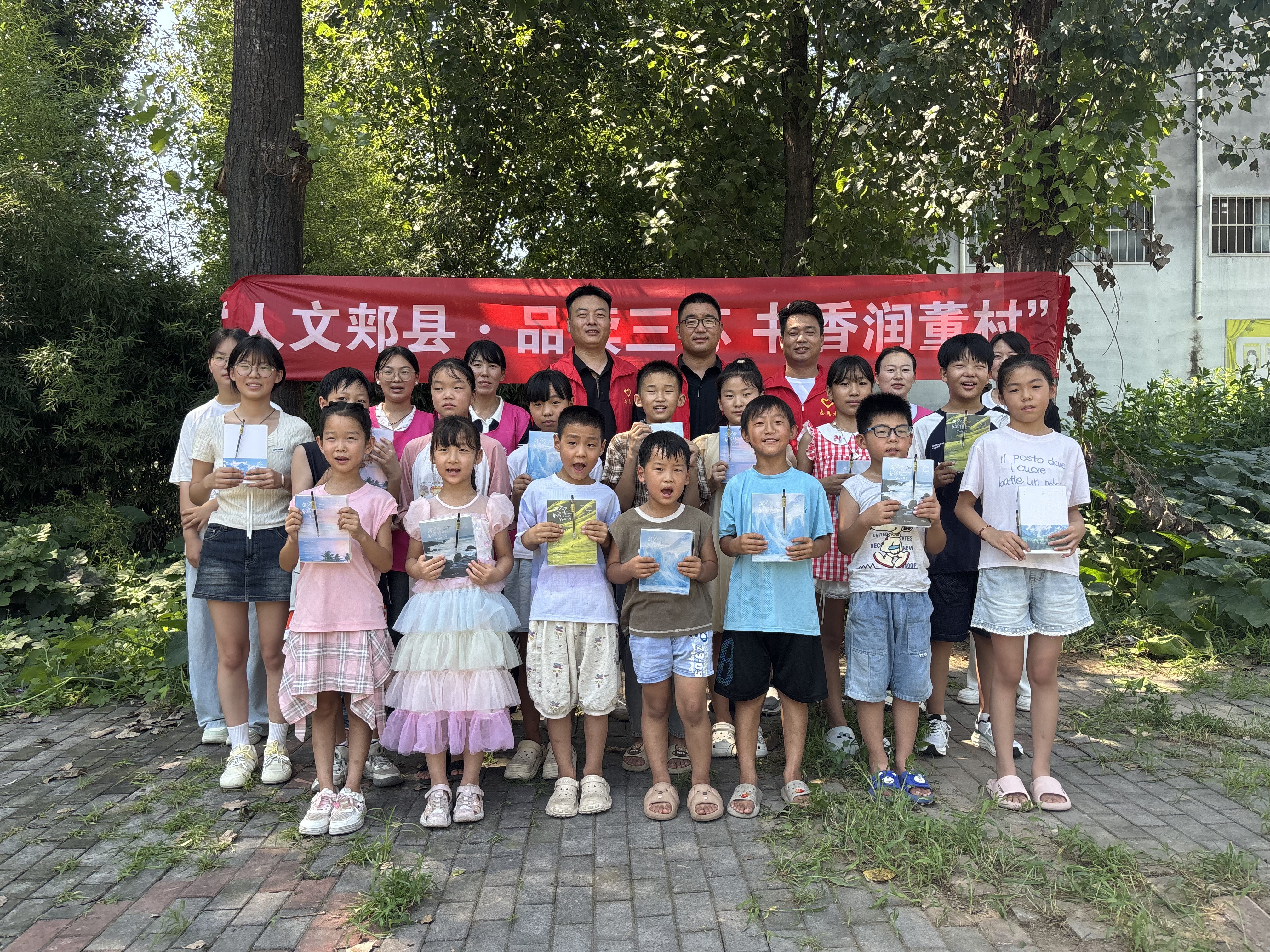 志愿者与孩子们合影(侯兵 摄)