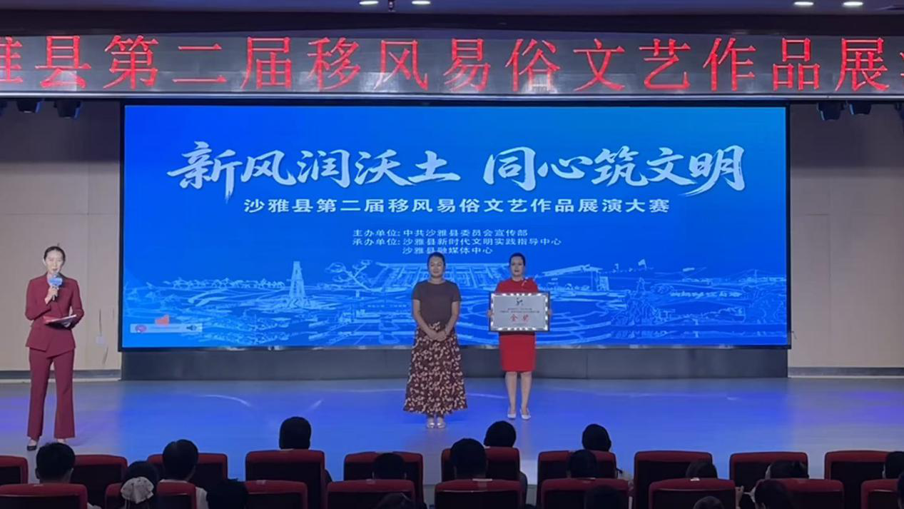 现在为获奖作品颁发奖牌(祖丽皮耶·艾买尔 摄)