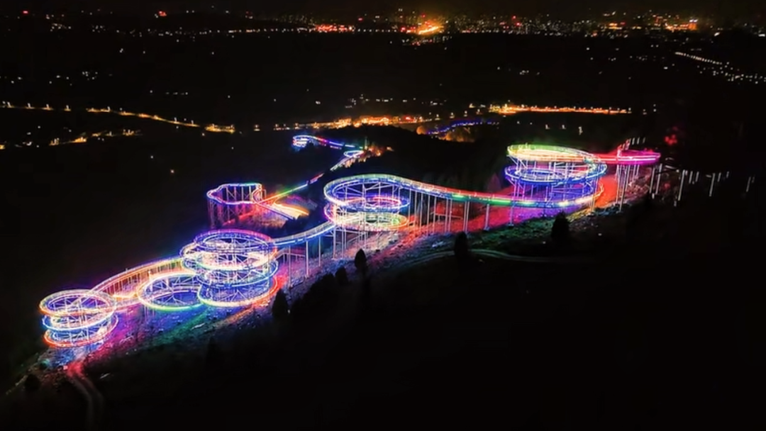 位于仪阳街道的十里桃花·桃源胜境水上漂流夜景(李玉鑫 摄)