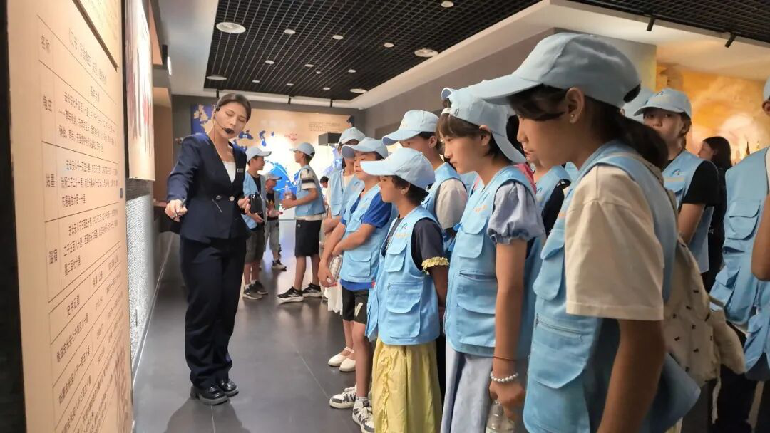 小记者们正近距离参观历史文化陈列等多个展区(上官新宇 摄)