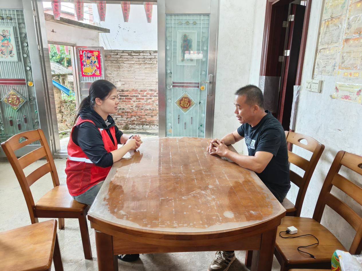 冯凰到群众家中走访(麦清霞 摄)