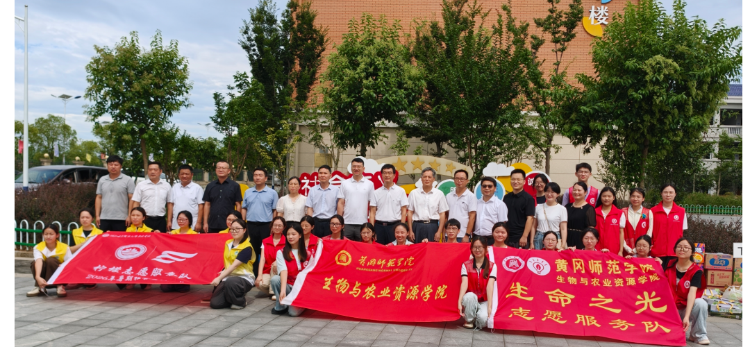黄冈师范学院慰问组一行前往浠水县散花实验小学。(张益帆 摄)