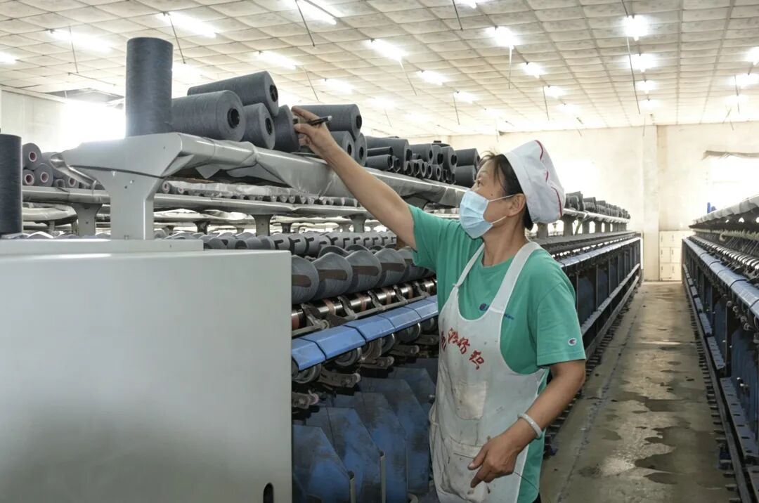 巨鸿纺织工人正在工作(张建忠 摄)