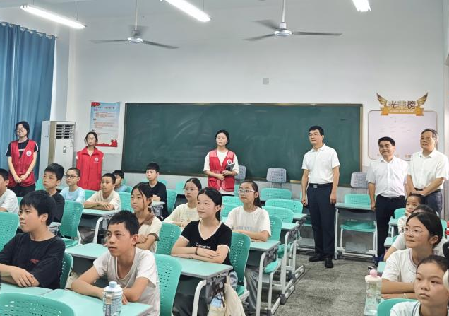 慰问组一行走进散花实验小学“生命之光”六年级托管课堂。(曾维国 摄)