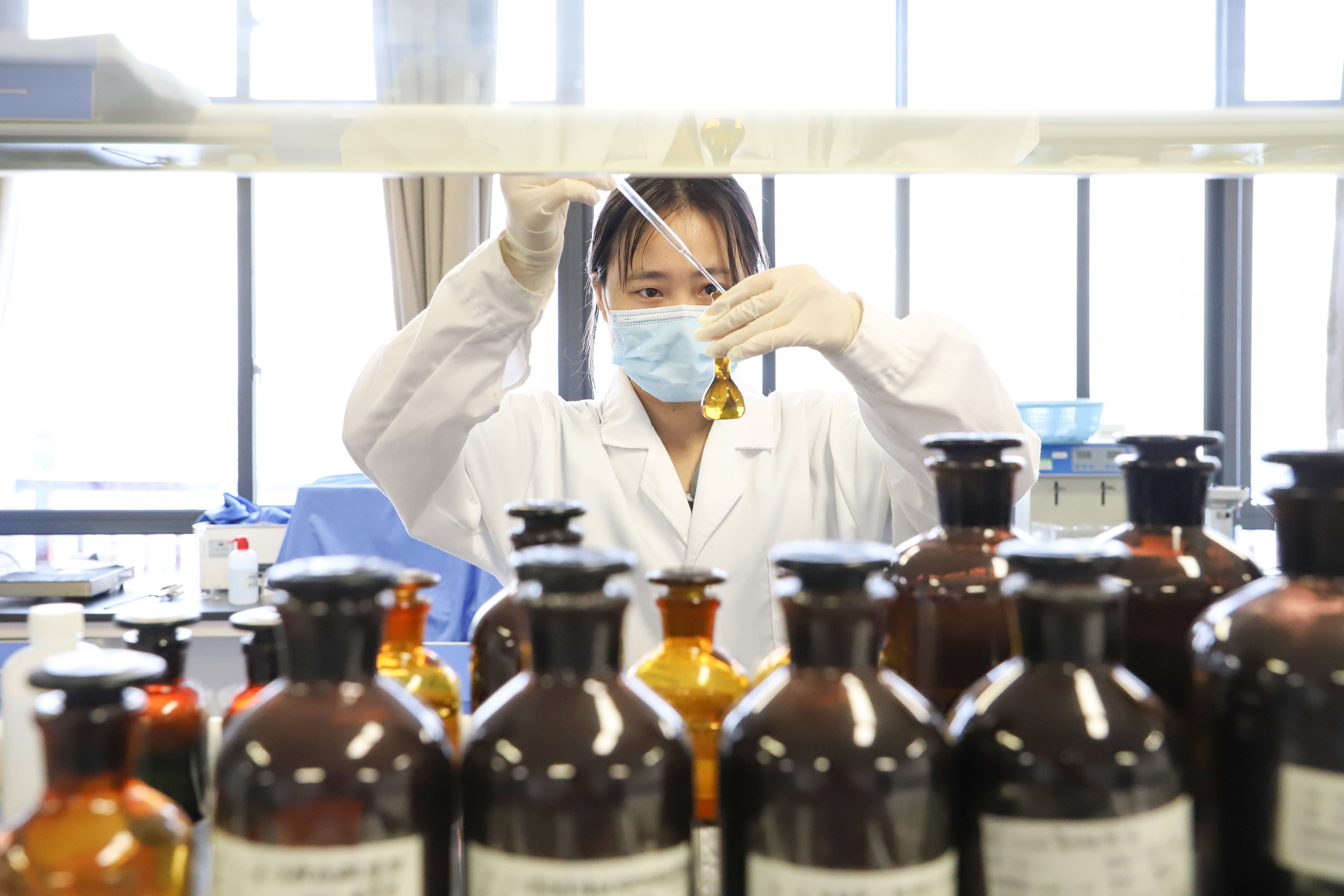 广西双蚁药业有限公司质量部实验室中,工作人员开展微生物检测实验。(李冠才 摄)