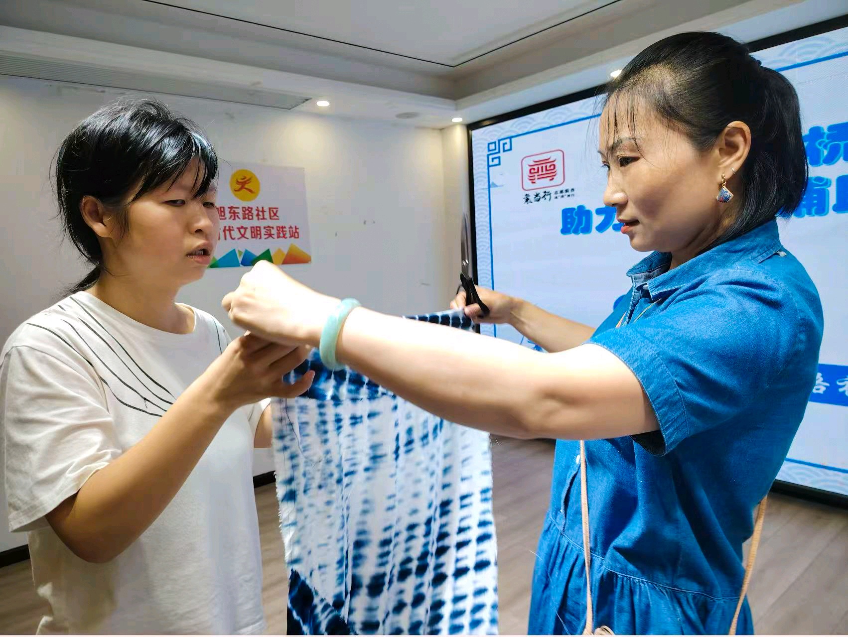 特殊孩子正在认真学习扎染新技能(郭丽玫 摄)