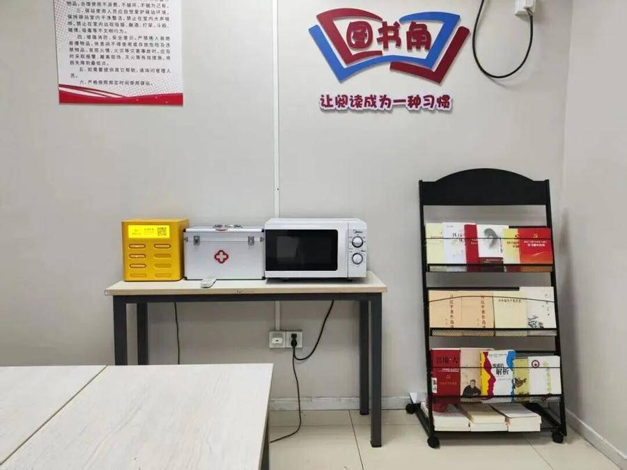 琥珀街道暖“新”驿站配备便民设施,建有图书角。(陈三虎 摄)