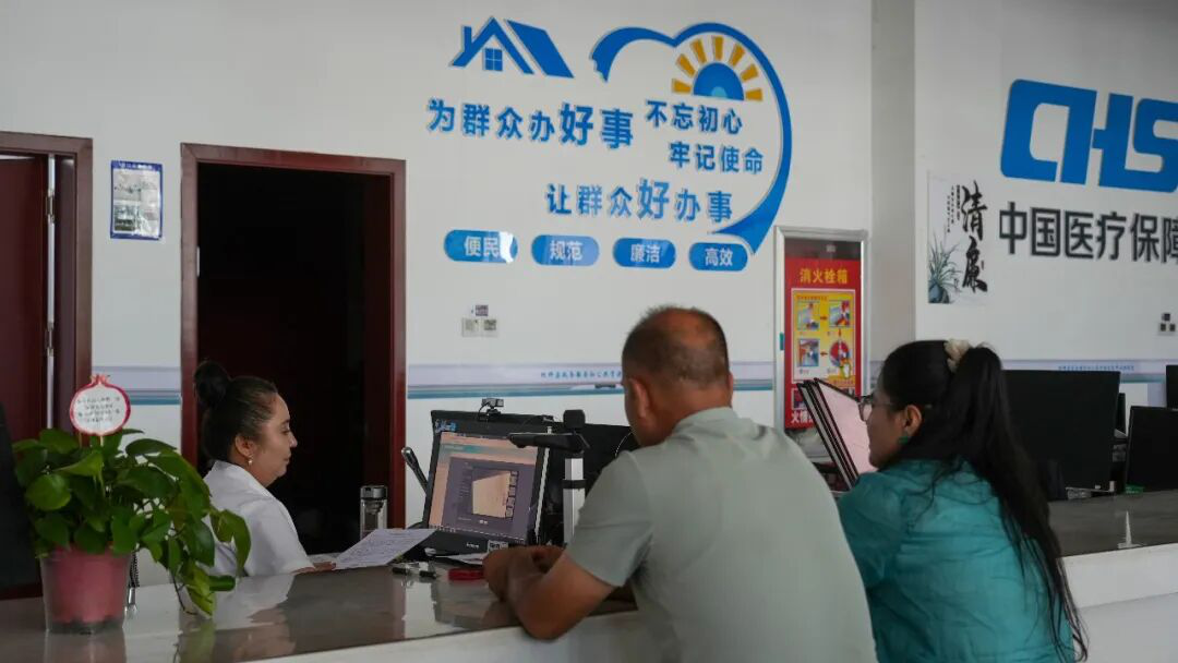 政务服务大厅主动延伸服务触角、升级服务品质,将便民纳凉服务融入日常政务服务工作。(高依然 摄)
