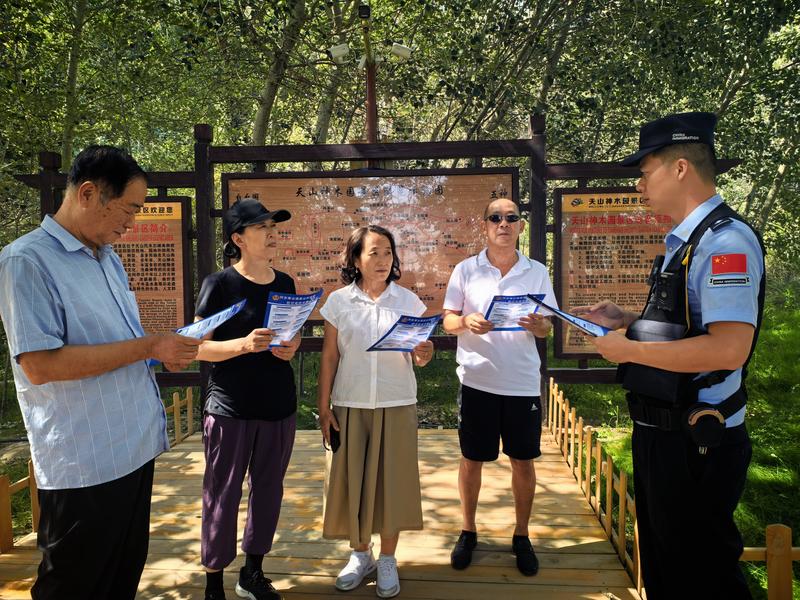7月27日,阿克苏边境管理支队阿克青边境派出所走进神木园警务驿站,开展沉浸式反诈宣传活动(刘泽后 摄)
