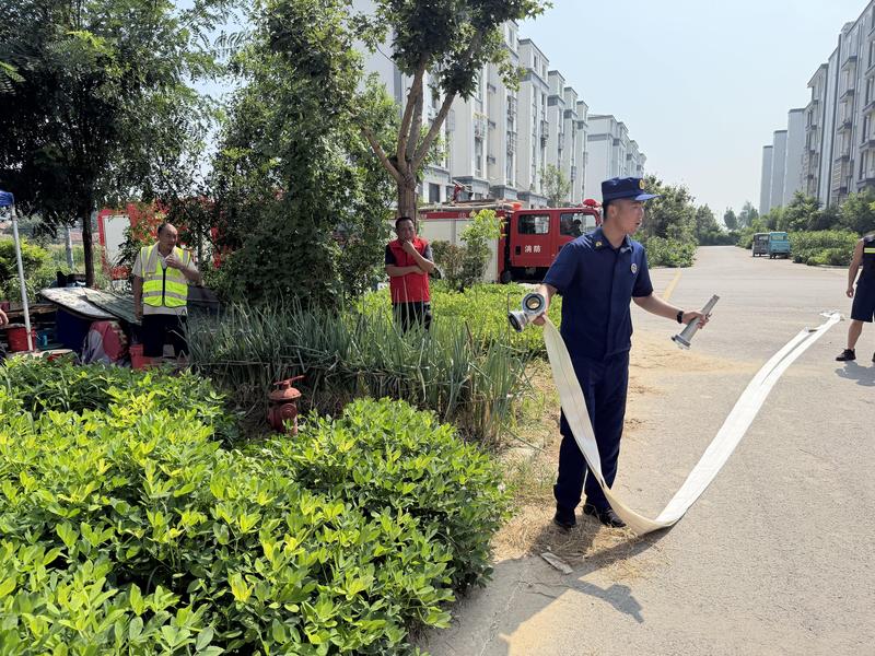 讲解演示消防栓使用方法(蒋爽 摄)