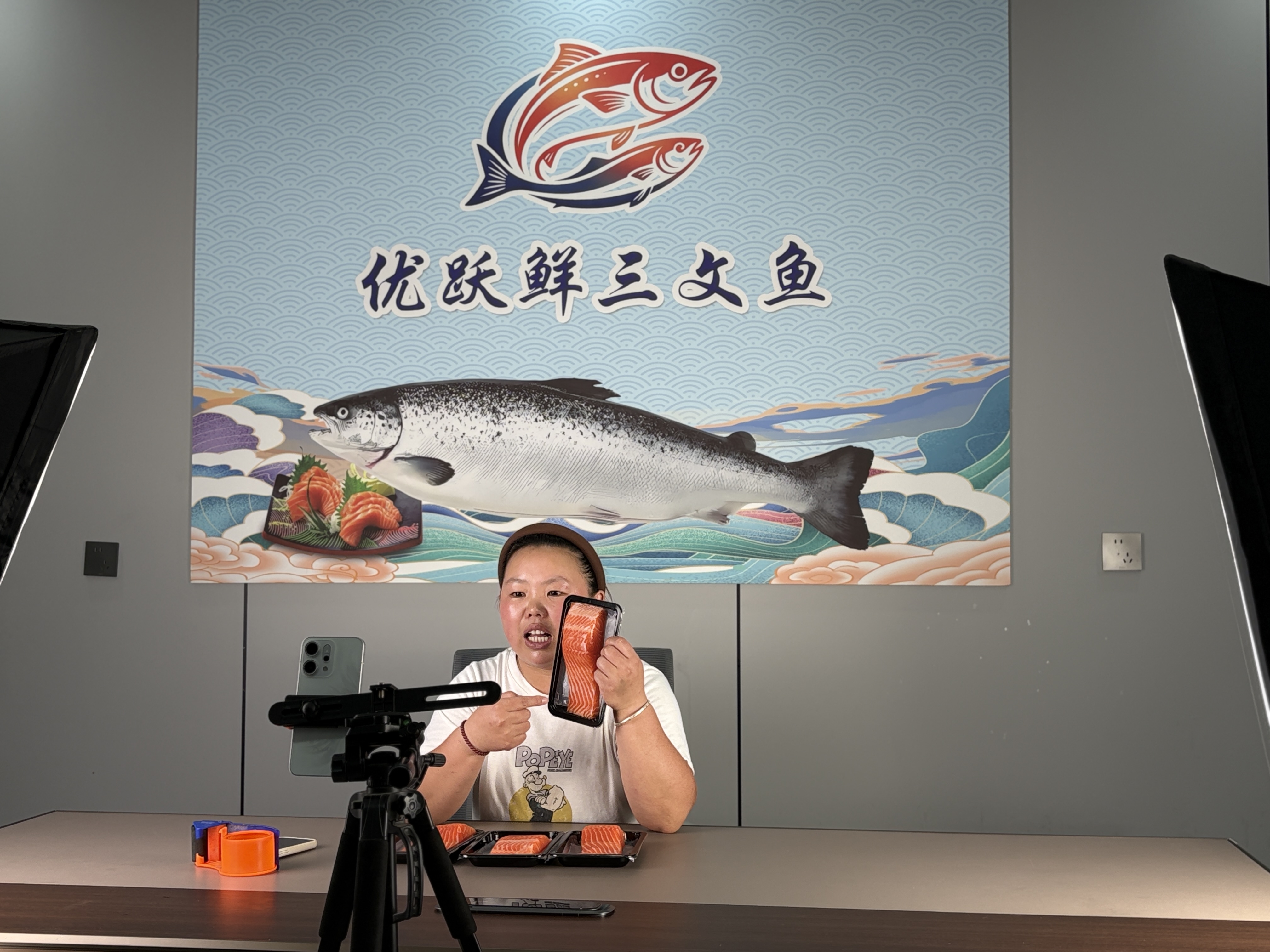 海鲜直播带货间,工作人员正在直播销售三文鱼(张伟伟 摄)