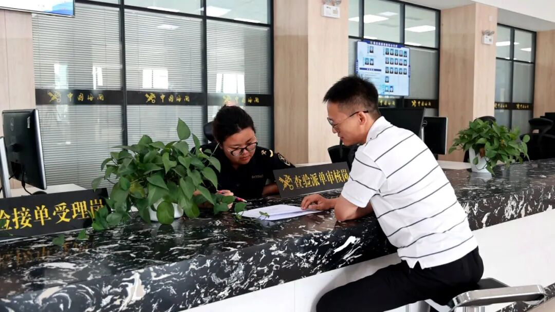 海关关员为企业办理业务(格日乐图 摄)