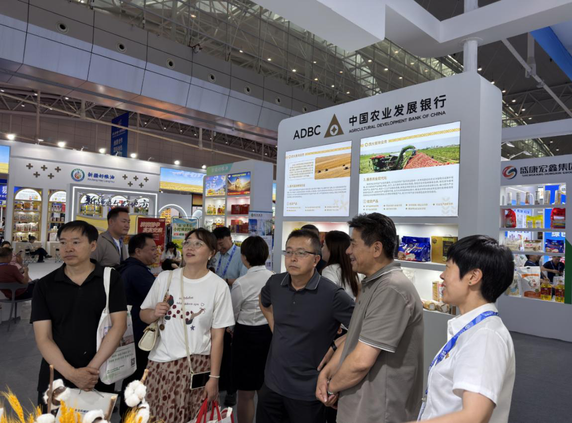 2026年6月,农发行新疆分行在第九届中国—亚欧博览会上开展政策宣介(楼文 摄)