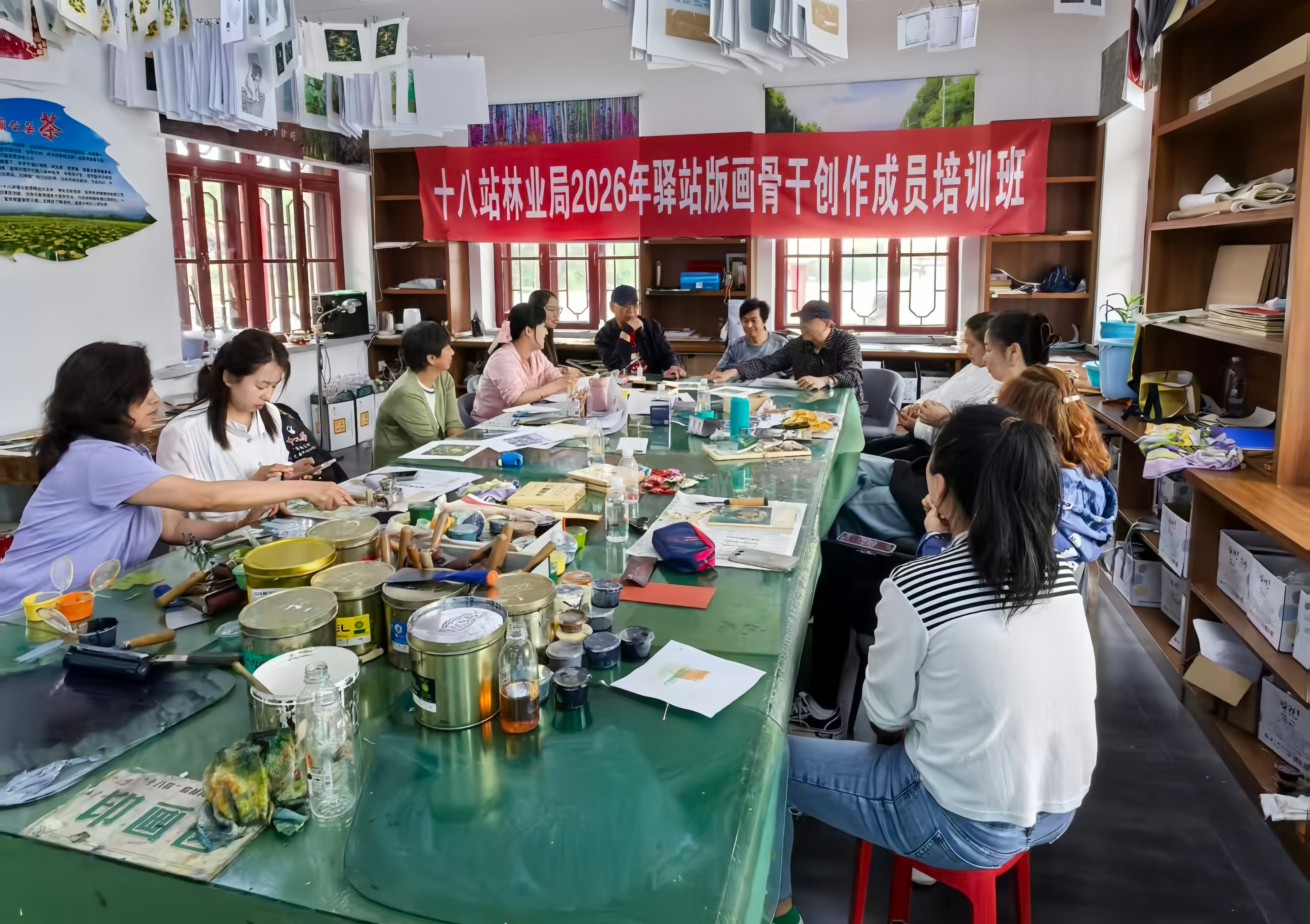 十八站林业局组织的版画培训班授课现场(王志程 摄)