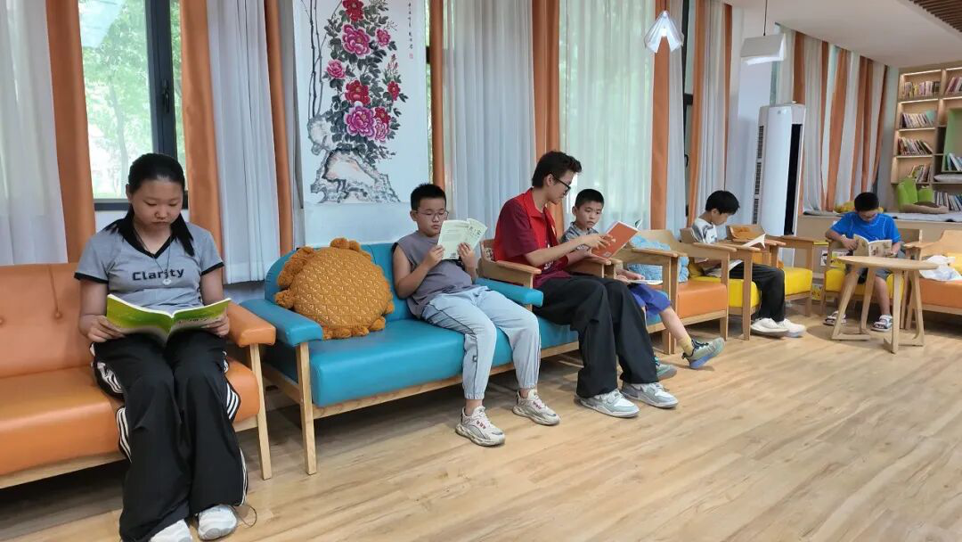 市民们在纳凉点看书(上官新宇 摄)