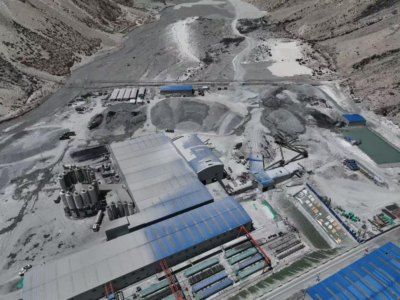 沿线建材厂区实现废渣、污水集中闭环管控,标准化开展绿色生产,严控源头生态污染。(王泽理 摄)