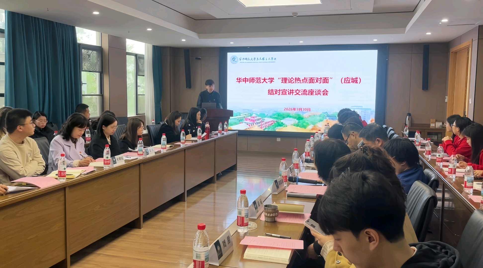 青年先锋宣讲团赴华中师范大学参加“理论热点面对面”结对宣讲交流座谈会(李想想 摄)