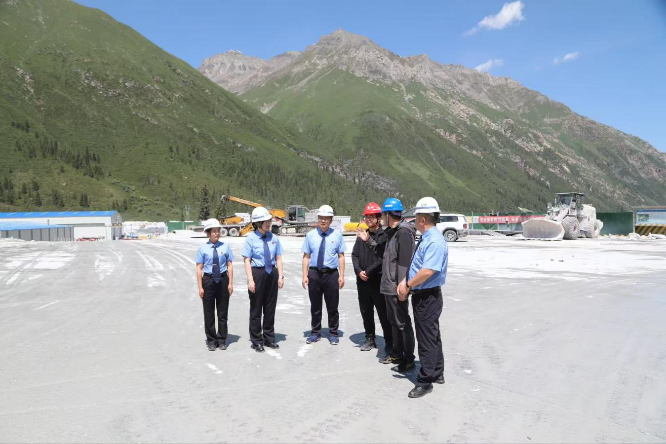 检察、行业主管部门深入项目一线实地督查,现场督导整改不规范施工行为。(王泽理 摄)