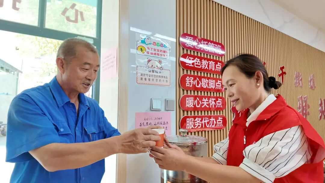 工作人员给市民送茶水(上官新宇 摄)