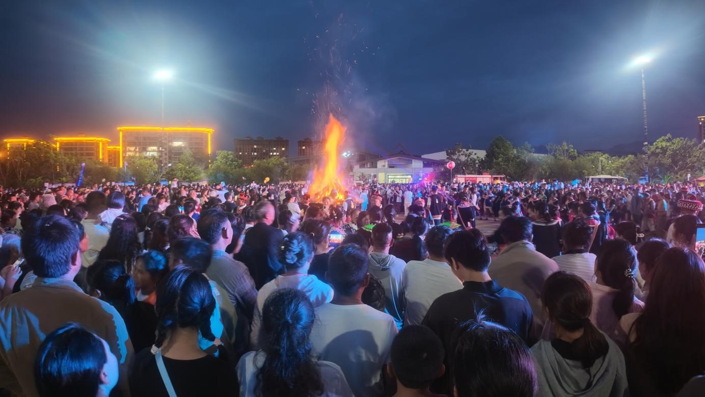 “手拉手心连心·中华民族一家亲”打歌狂欢活动现场 (刘枝敏 摄)