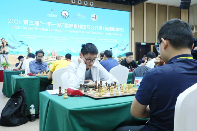 各地棋手齐聚库车以棋会友、博弈交锋。(吐尔松·托胡提 摄)