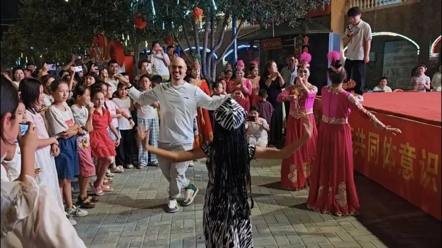 博主在福乐社区与当地群众一起跳舞。(阿卜杜艾则孜·图尔荪 摄)