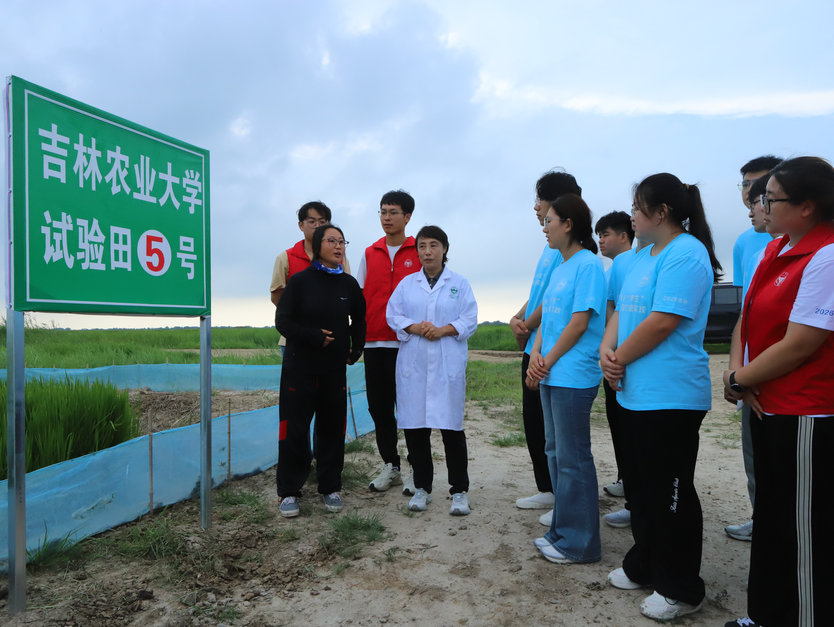 丽华家庭农场负责人向吉林农大师生介绍稻蟹科技小院科研成果应用情况。(田宏 摄)
