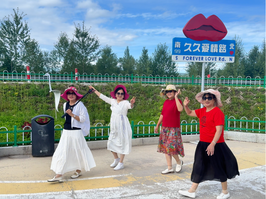 在中国爱情坐标点打卡的游客(刘宾平 摄)