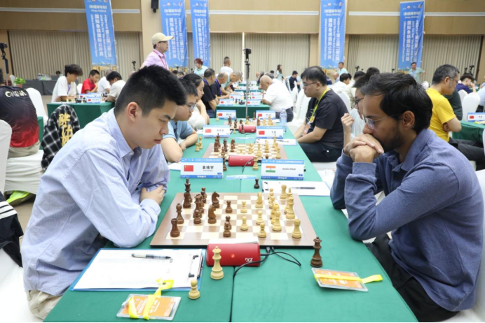 棋手们在棋盘之上展开无声的智慧交锋(李银琼 摄)