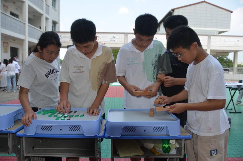 孩子们体验前沿科技(易荣波 摄)