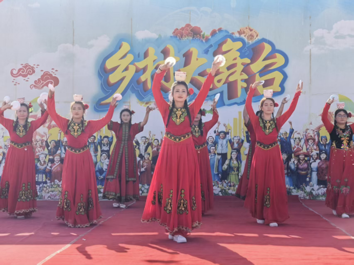 8月8日,库车市阿克吾斯塘乡举办“放飞青春梦想 感恩伟大祖国”返乡学生才艺风采大赛。反响大学生们同台竞技、逐梦展演。(古扎丽努尔·斯地克 摄)