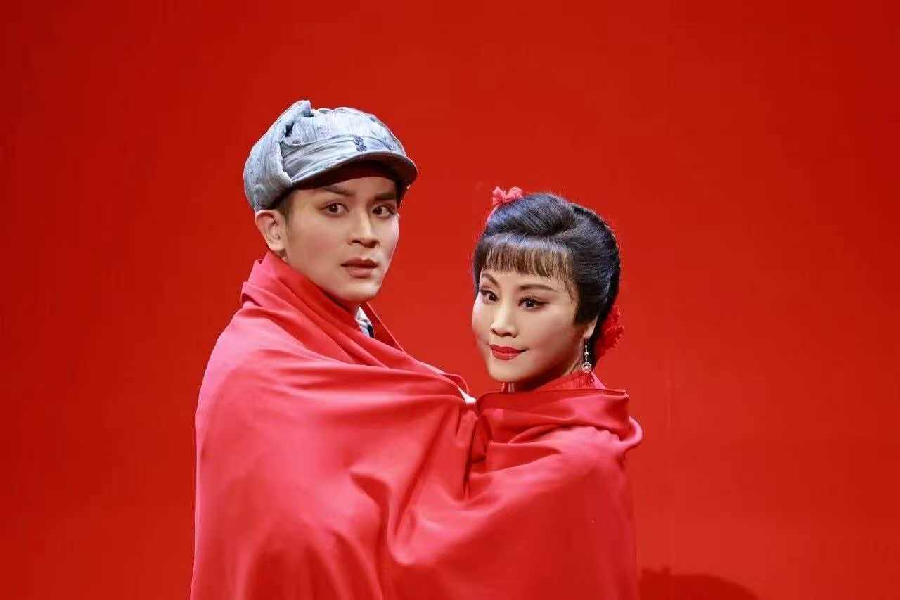 王洪玲(右)饰赵秀英,马曌(左)饰刘抗敌(那一新 摄)