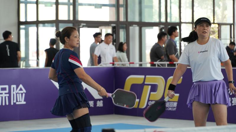 8月9日,匹克球运动员参加2026“李宁杯”中国匹克球巡回赛新疆阿克苏地区温宿站(CPC-1000)常青组女子双打决赛。(刘媛媛 摄)