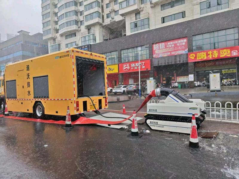 樊城区调集排水设备在丹江路涵洞处抽水(张晶 摄)