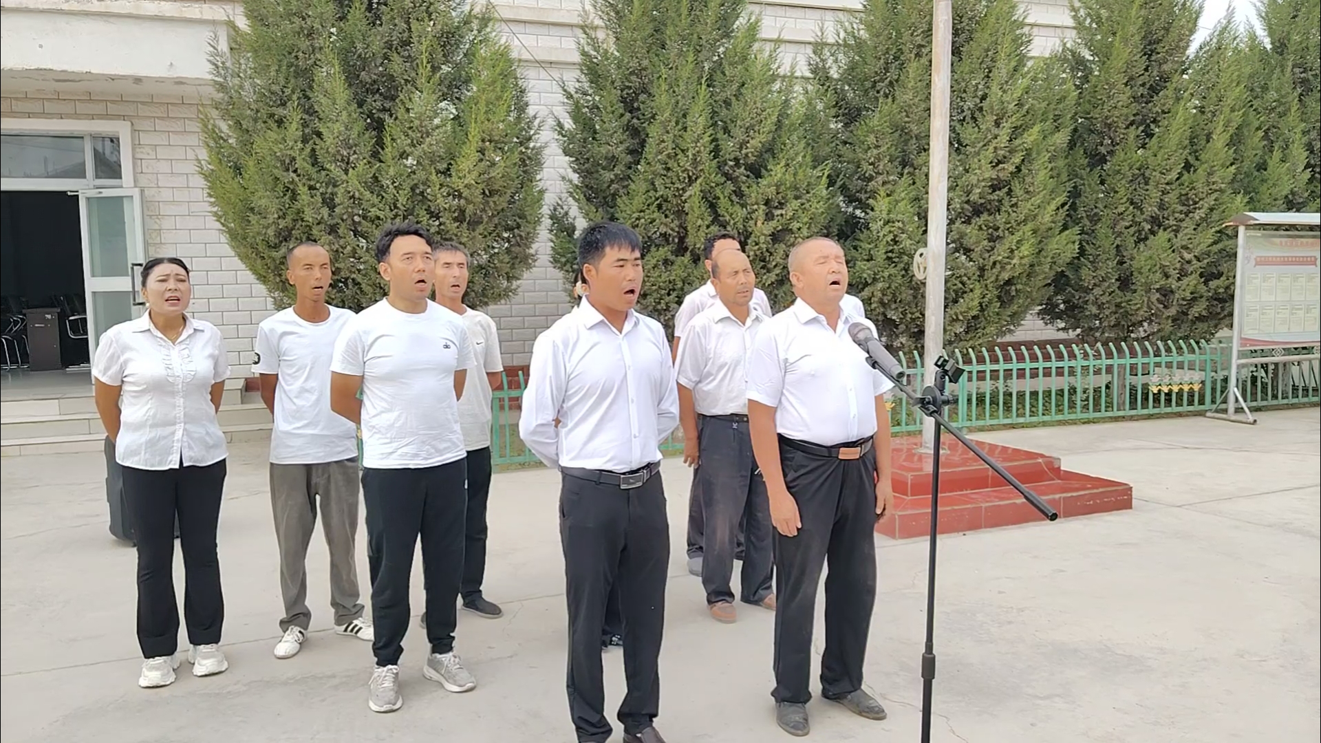 村民自发表演文艺节目(邵彦龙 摄)