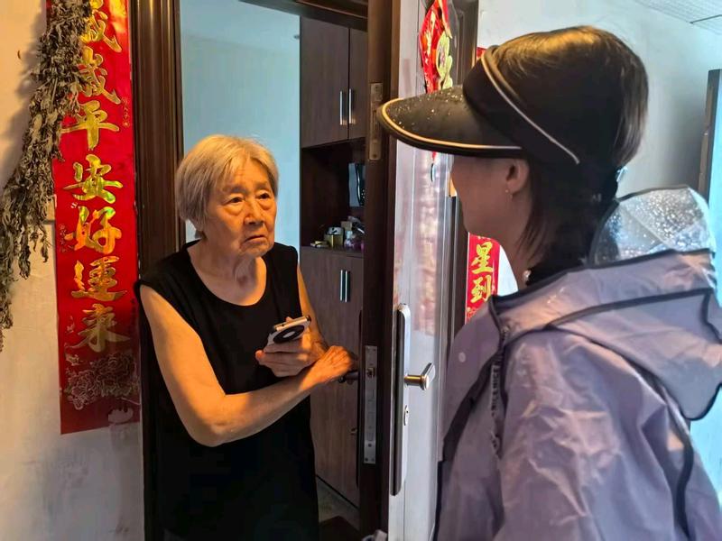 樊城区十字街社区上门走访独居老人(黄莉 摄)