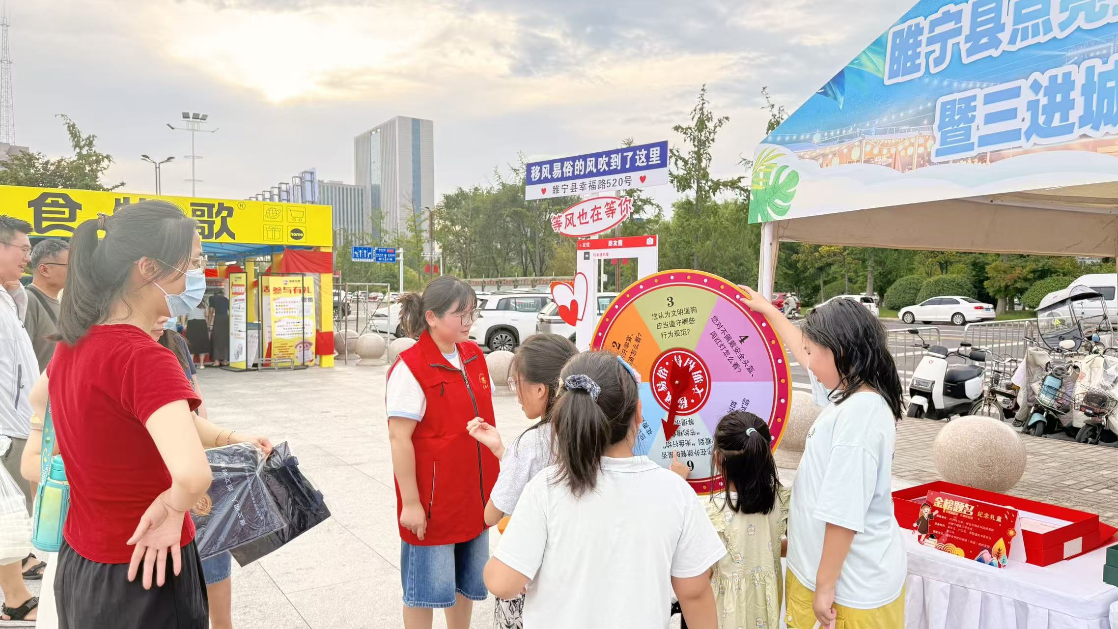 市民参加文明知识有奖问答 (周杨 摄)