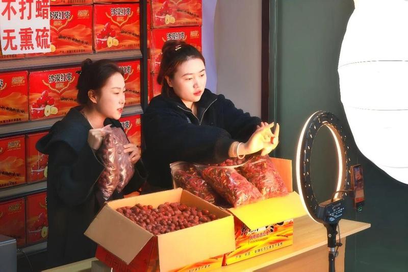 新农人直播销售农产品。(邓德云 摄)