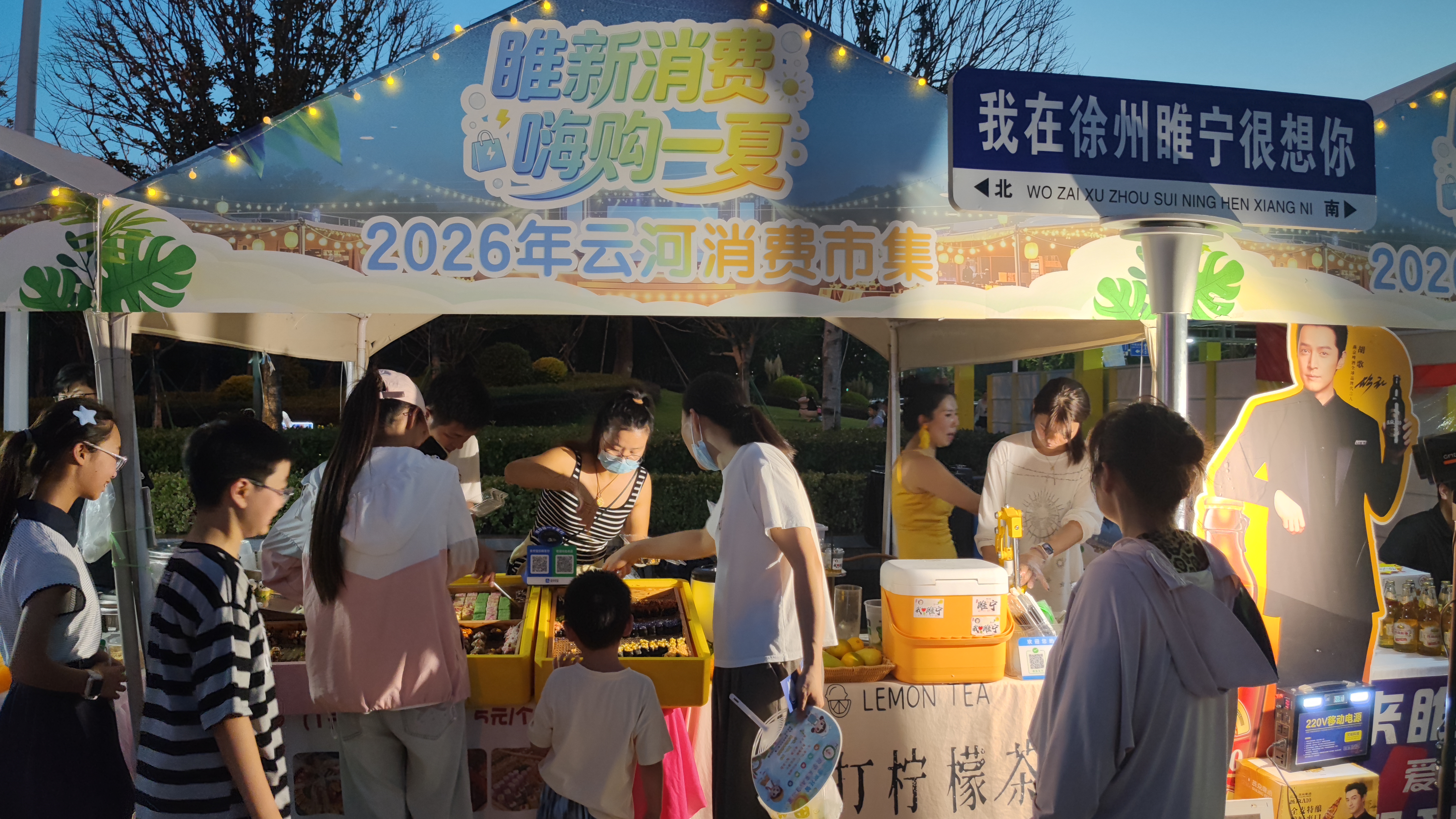 市民购买参展商品 (周杨 摄)