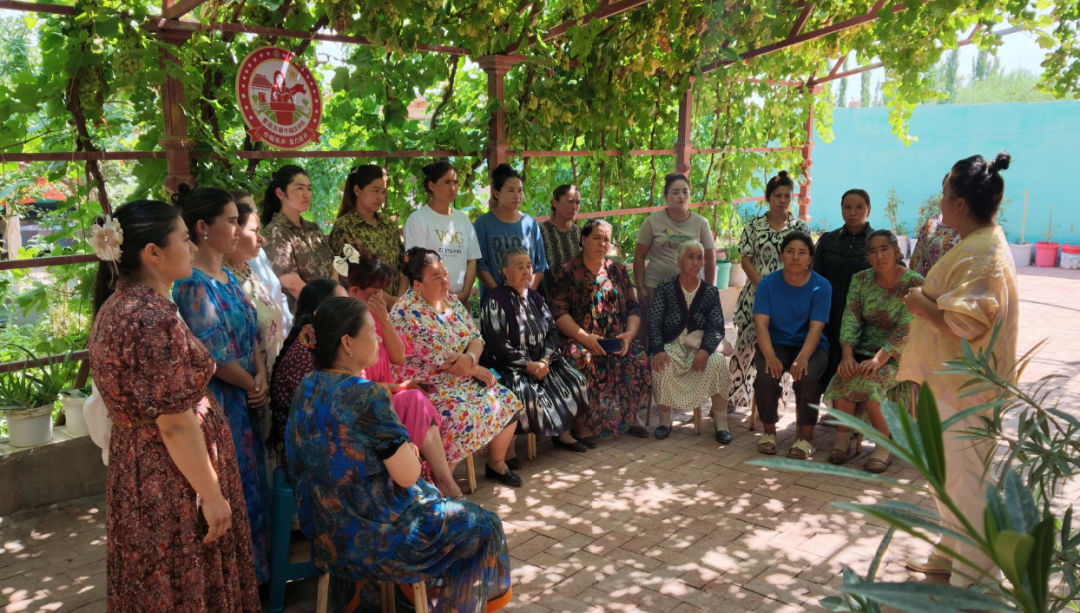 阿恰勒镇团结村一场别开生面的庭院专场普法宣讲,在村民家的葡萄架下温情开讲。(地拉吾尔 摄)