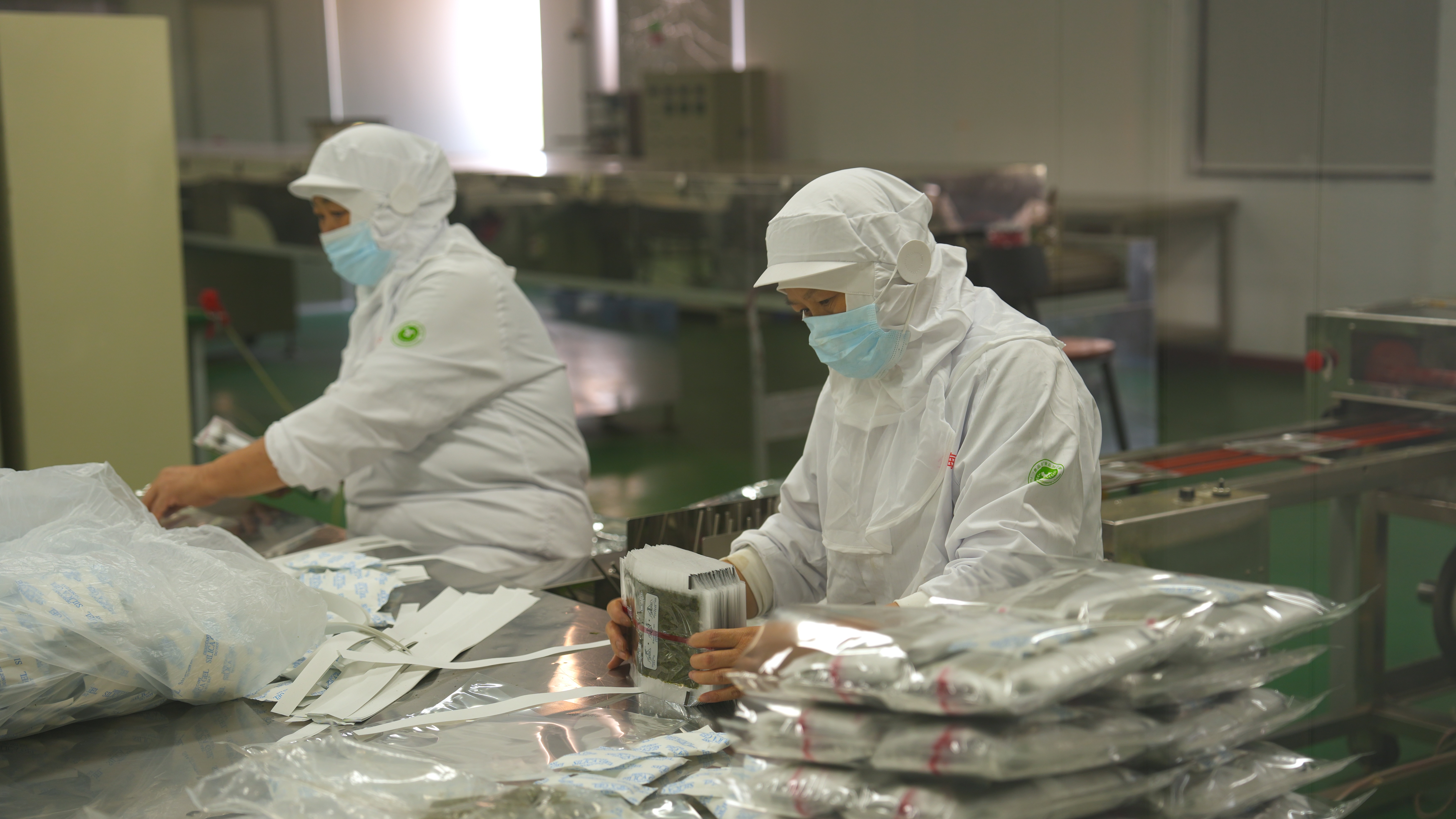 在华信食品加工车间,工人正在包装产品(丛伯地 摄)