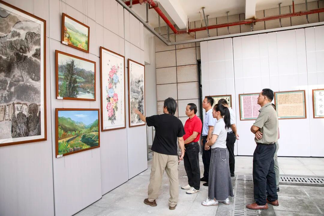 市民与文艺爱好者驻足观展(周美景 摄)