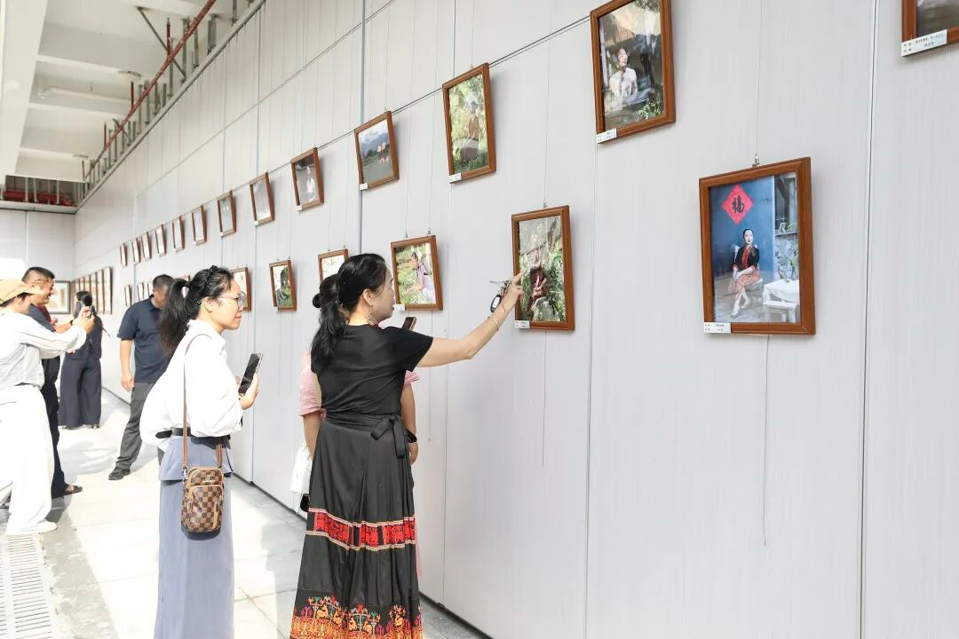市民与文艺爱好者驻足观展(周美景 摄)