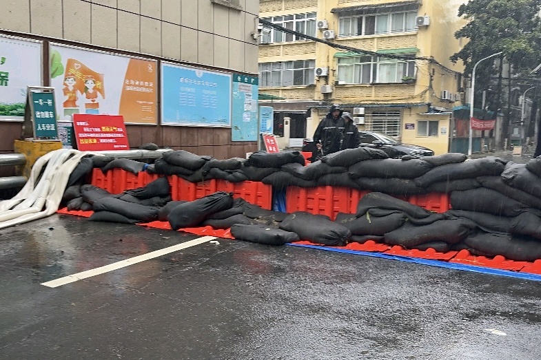 输电小区门口设置着防汛挡板,防止雨水倒灌(樊成鑫 摄)